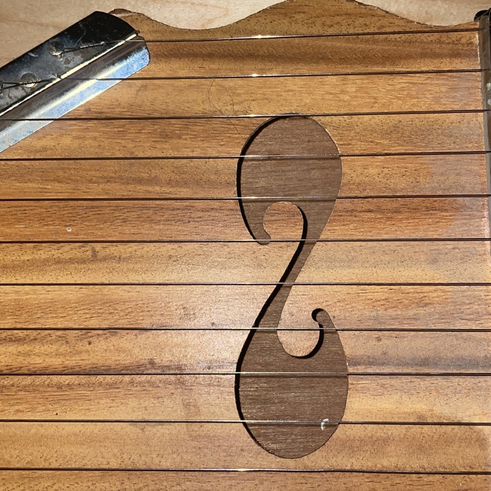 VINTAGE HAND HELD ZIPPY WOODEN HARP MISSING I STRING & TINY CHIP ON WOOD ON TOP